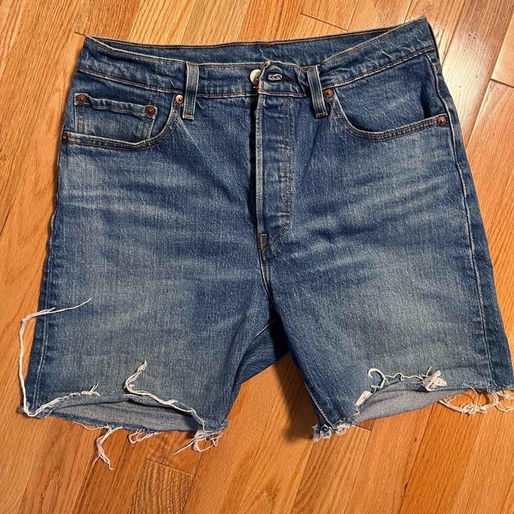 Levi 501 button fly shorts waist 30”